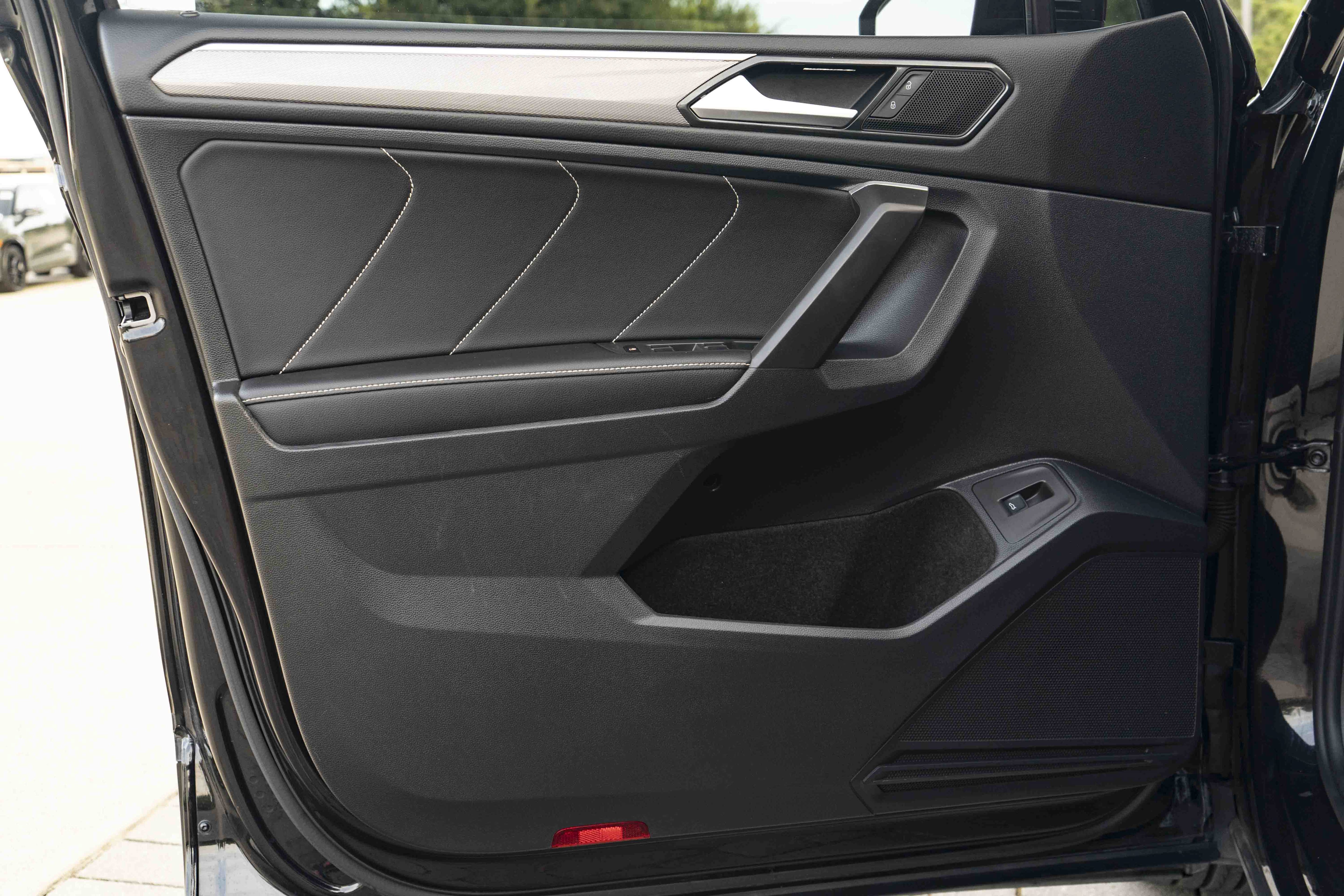 Certified 2023 Volkswagen Tiguan SE R-Line FWD image 30