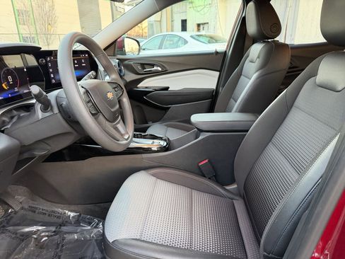 Used 2025 Chevrolet Trax LT image 24