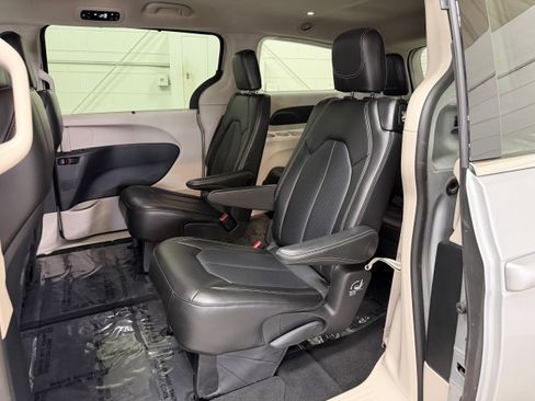 Used 2024 Chrysler Pacifica Touring-L FWD image 10