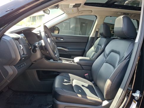 Certified 2024 Nissan Pathfinder SL w/ SL Premium Package AWD/4WD image 14