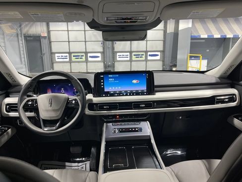 Used 2025 Lincoln Aviator AWD w/ Jet Appearance Package image 39