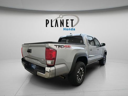 Used 2017 Toyota Tacoma TRD Off-Road AWD/4WD image 9