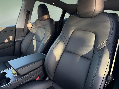 Used 2025 Tesla Model Y Long Range image 29