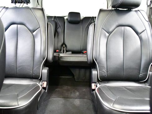 Used 2023 Chrysler Pacifica Touring-L w/ Uconnect Theater Family Group FWD image 11