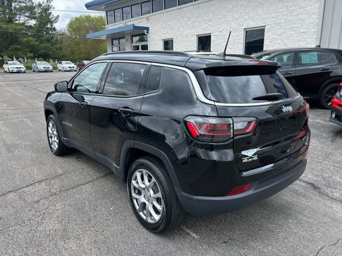 Used 2022 Jeep Compass Latitude w/ Sun and Sound Group AWD/4WD image 6