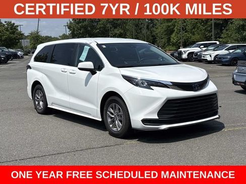 Used 2025 Toyota Sienna LE FWD image 1