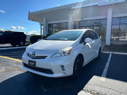 Used 2014 Toyota Prius V Two image 3