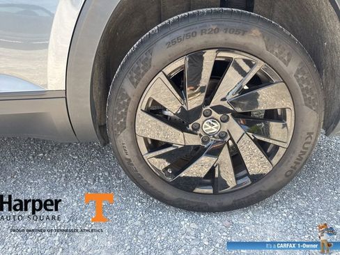 Used 2024 Volkswagen Atlas Cross Sport SE w/ Panoramic Sunroof Package FWD image 19