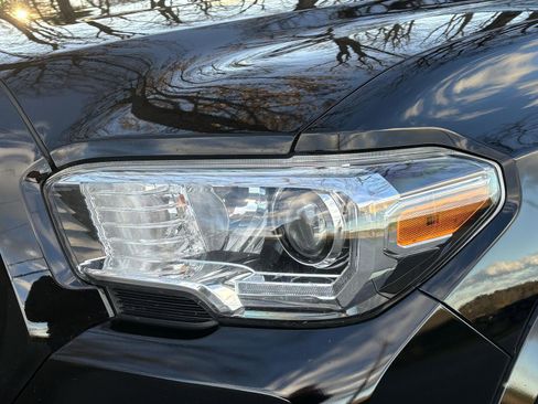 Used 2016 Toyota Tacoma Limited image 22