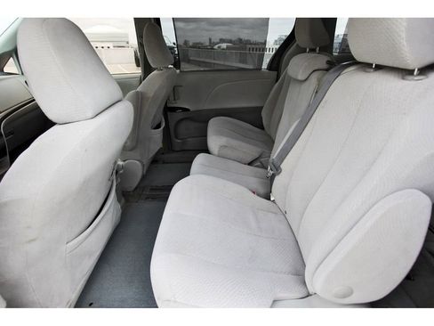 Used 2012 Toyota Sienna LE image 5