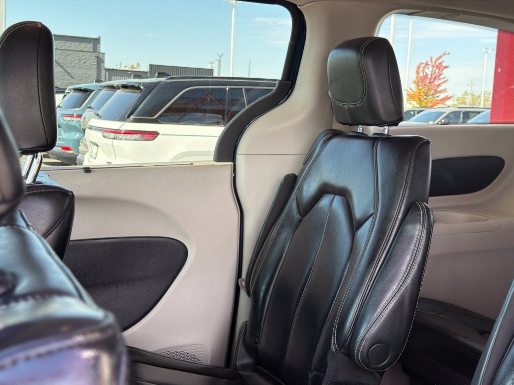Used 2023 Chrysler Pacifica Touring-L FWD image 17