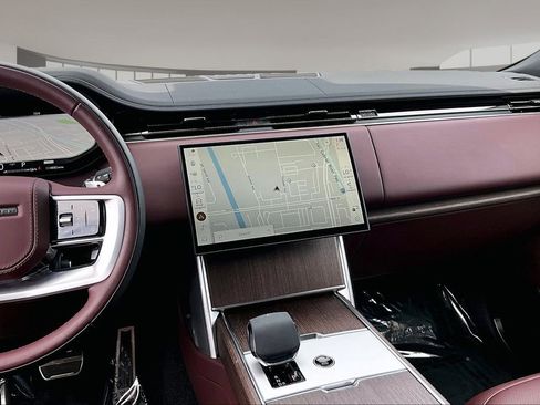 Used 2025 Land Rover Range Rover SE image 9