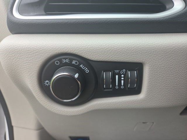 Used 2023 Chrysler Voyager LX FWD image 18