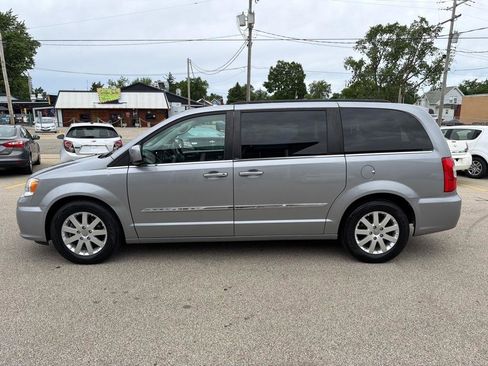 Used 2013 Chrysler Town & Country Touring FWD image 5