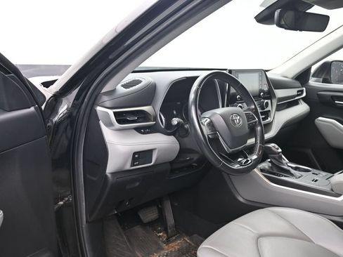 Used 2021 Toyota Highlander XLE AWD/4WD image 10