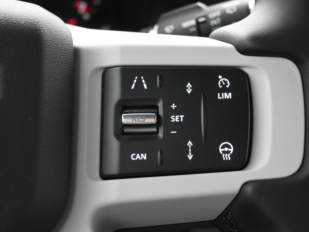 Used 2025 Land Rover Defender 110 X-Dynamic SE AWD/4WD image 18