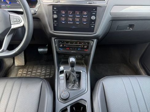 Used 2022 Volkswagen Tiguan SE w/ Panoramic Sunroof Package AWD/4WD image 12