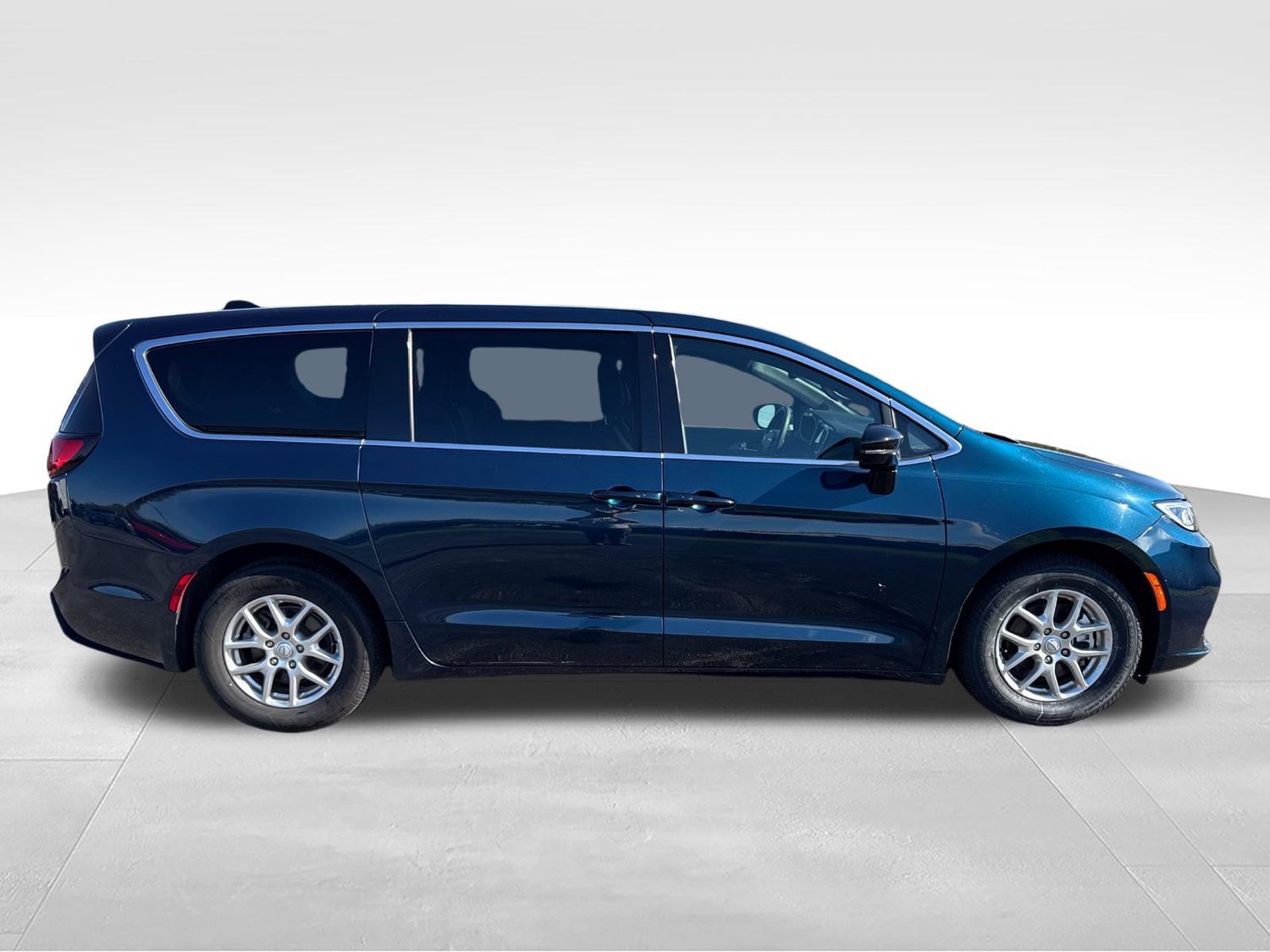 Used 2025 Chrysler Pacifica Select FWD image 6