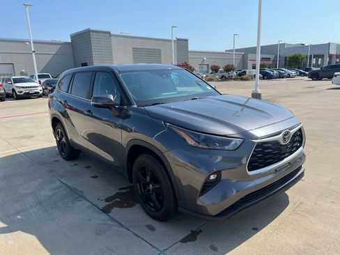 Used 2023 Toyota Highlander LE FWD image 19