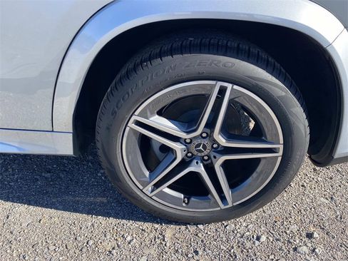 Used 2025 Mercedes-Benz GLS 450 4MATIC image 11