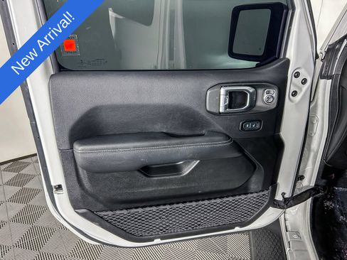 Used 2023 Jeep Wrangler Unlimited Sahara w/ Cold Weather Group image 16