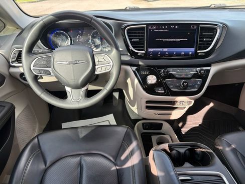 Used 2023 Chrysler Pacifica Touring-L FWD image 27
