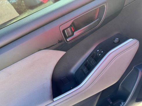 Used 2021 Toyota Highlander LE image 11