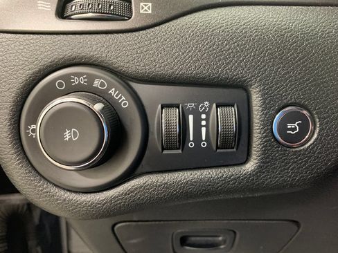 Used 2022 Jeep Cherokee Trailhawk w/ Technology Group B AWD/4WD image 15