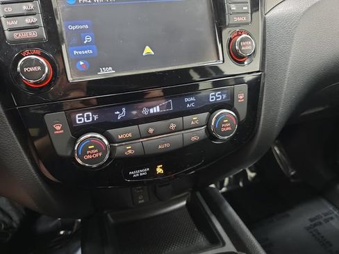 Used 2016 Nissan Rogue SV w/ SV Premium Package AWD/4WD image 24