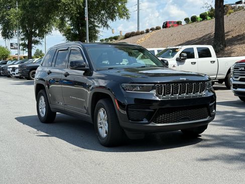 Used 2023 Jeep Grand Cherokee Laredo w/ Luxury Tech Group I AWD/4WD image 7