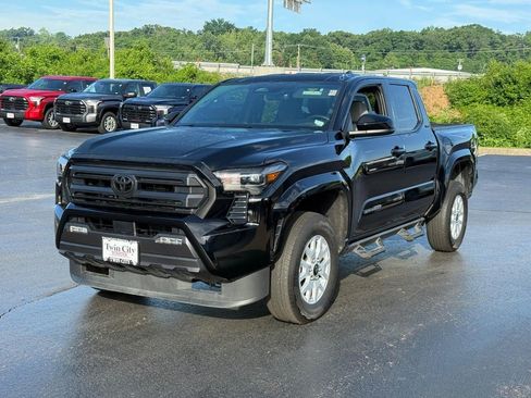 Certified 2025 Toyota Tacoma SR5 AWD/4WD image 9