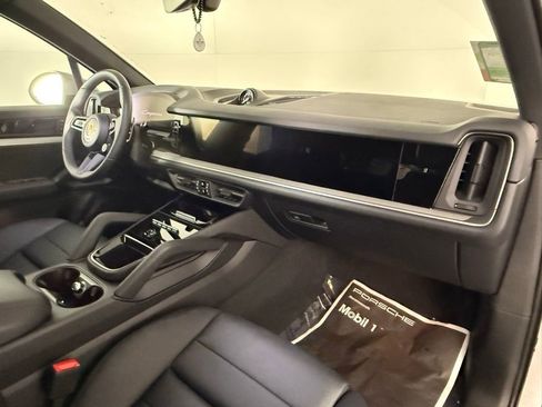 Certified 2025 Porsche Cayenne image 19