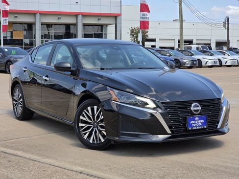 Used 2025 Nissan Altima 2.5 SV FWD image 2