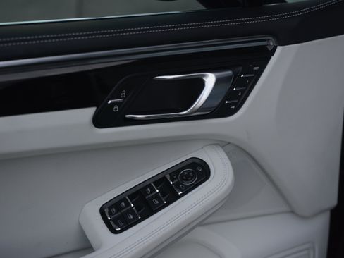 Certified 2026 Porsche Macan AWD/4WD image 14