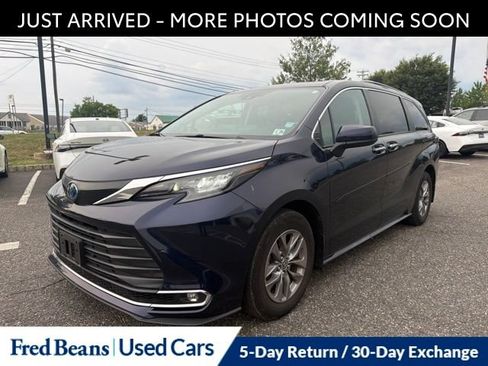 Used 2024 Toyota Sienna XLE w/ XLE Plus Package FWD image 3