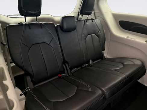 Used 2023 Chrysler Pacifica Touring-L FWD image 21
