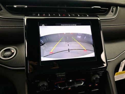 Used 2024 Jeep Grand Cherokee Laredo X image 20