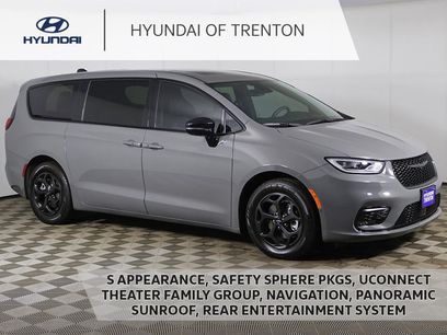 Used 2023 Chrysler Pacifica Limited w/ Uconnect Theater Family Group