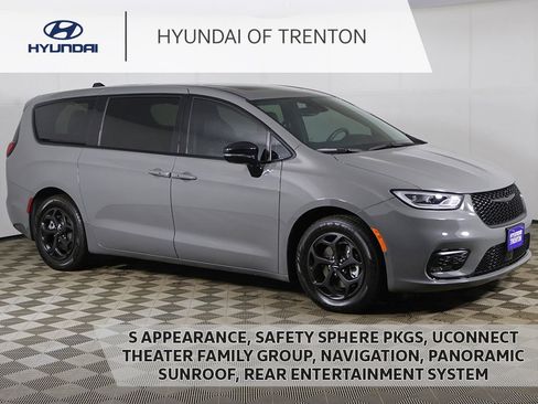 Used 2023 Chrysler Pacifica Limited w/ Uconnect Theater Family Group image 1