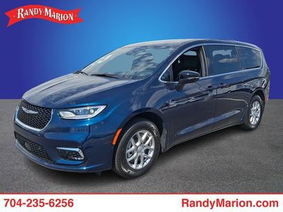 Used 2025 Chrysler Pacifica Select