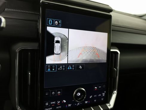 Used 2025 GMC Acadia Elevation w/ Elevation Premium Package image 9