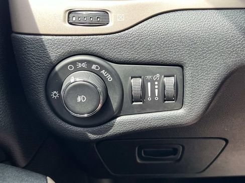 Used 2017 Jeep Cherokee Latitude w/ Safety/Convenience Group AWD/4WD image 27