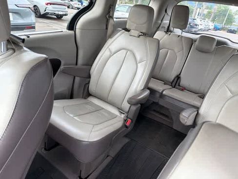 Used 2017 Chrysler Pacifica Touring-L FWD image 17