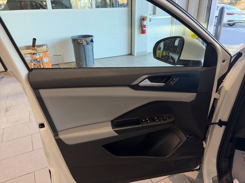 Certified 2022 Volkswagen Taos SE image 15