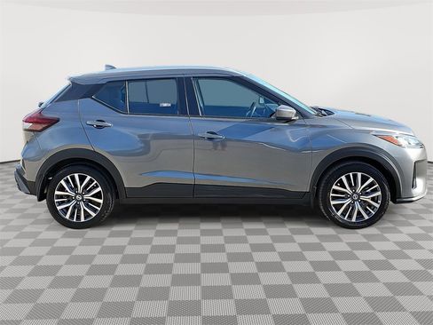 Used 2021 Nissan Kicks SV image 4