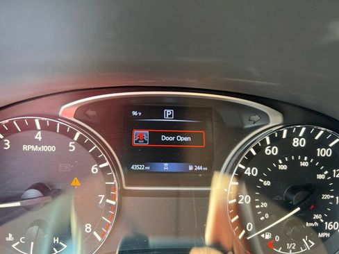 Used 2020 Nissan Pathfinder S FWD image 1