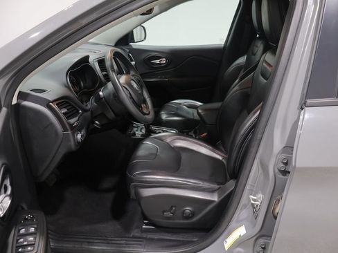 Used 2022 Jeep Cherokee Trailhawk AWD/4WD image 11