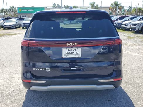 Used 2023 Kia Carnival LX image 5