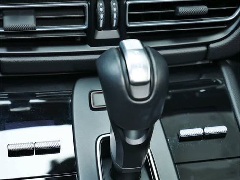 Used 2025 Porsche Macan image 25