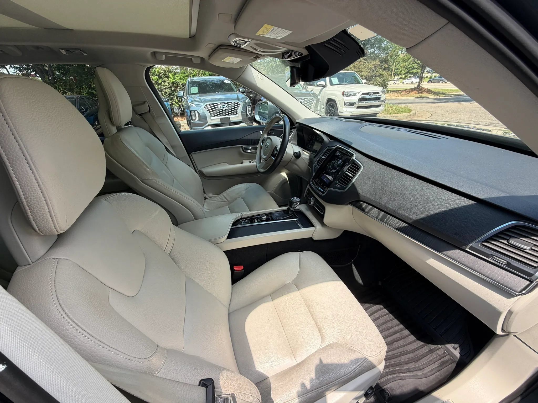 Used 2020 Volvo XC90 T6 Momentum w/ Protection Package Premier AWD/4WD image 10